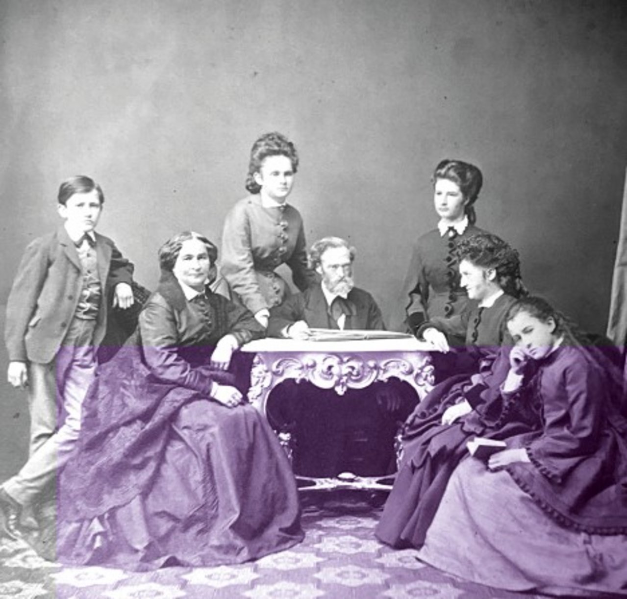 Emma Haushofer-Merk, 3. v.links, im Kreis ihrer Familie, © Privatarchiv Brigitte Kobayashi emma-haushofer-merk-familie.jpg