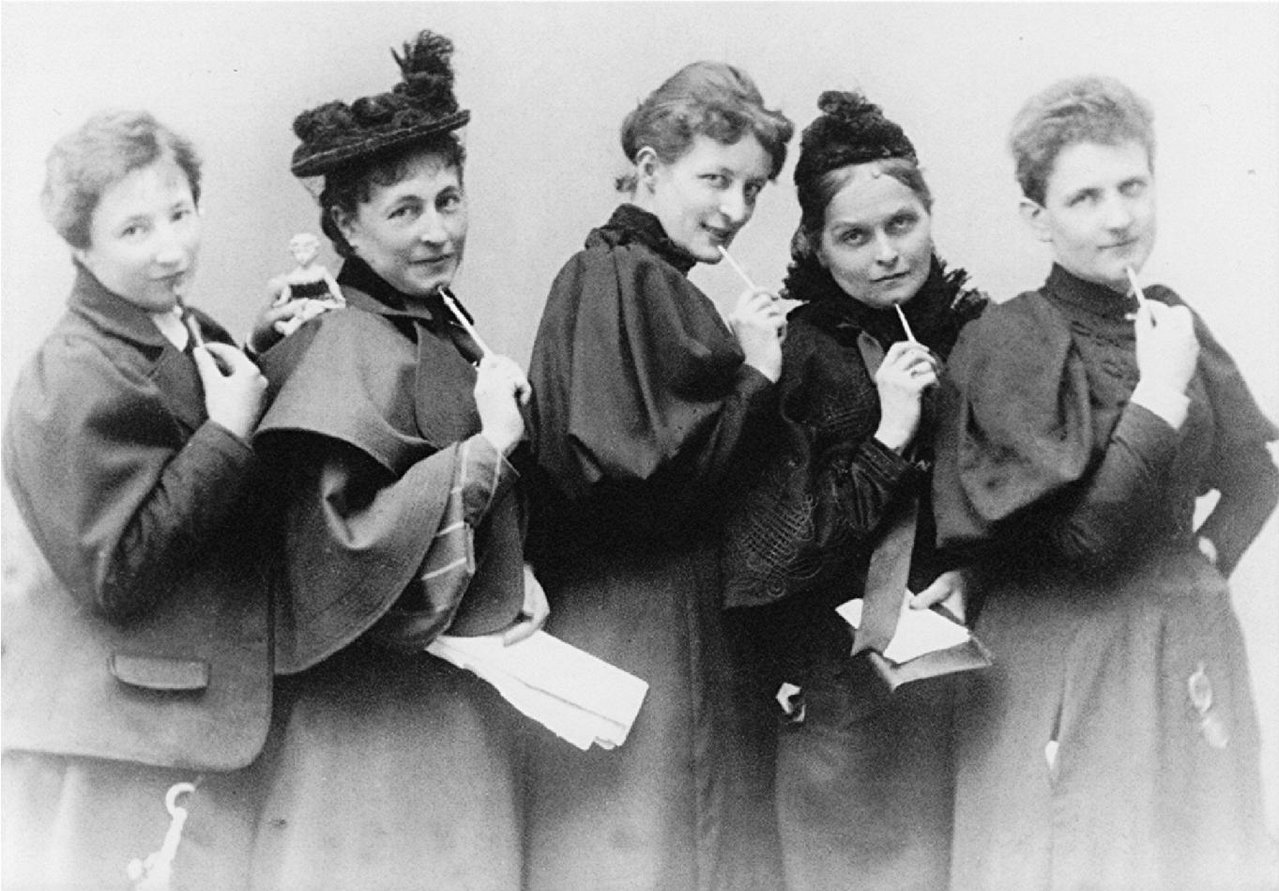 Gruppenbild im Atelier Elvira (um 1894) gruppenbild-atelier-elvira-um-1894.jpg